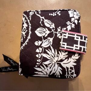 VERA BRADLEY IMPERIAL TOILE RETIRED PATTERN QUILTED ZIP WALLET  4” x 4 1/2”